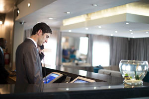 receptionist_hotel-517791323-58a4ce485f9b58a3c95c1114